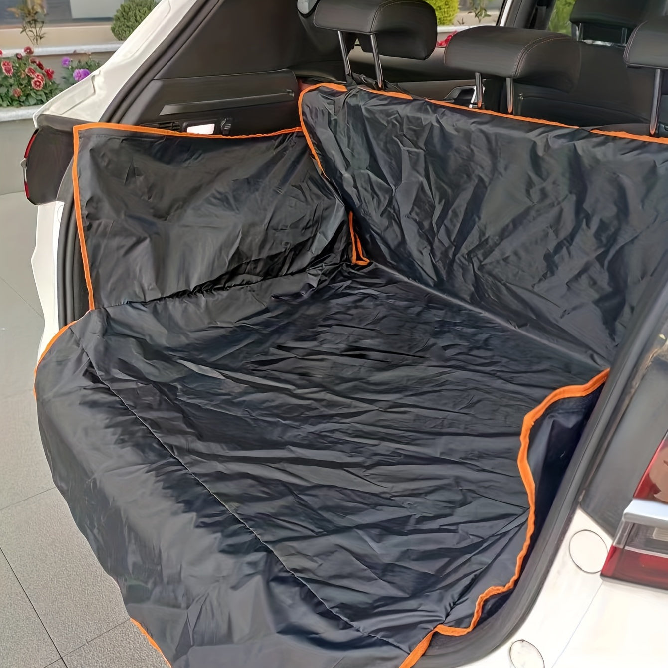 Waterproof SUV car trunk pet mat that is dirt-resistant and scratch-resistant.