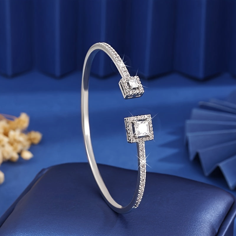 This elegant Boho style cuff bracelet is crafted in 925 silver with a square Moissanite gemstone. It is a fashionable and sparkling piece of jewelry perfect for women to wear daily or as a gift. Suitable for all seasons, it is ideal for the Spring