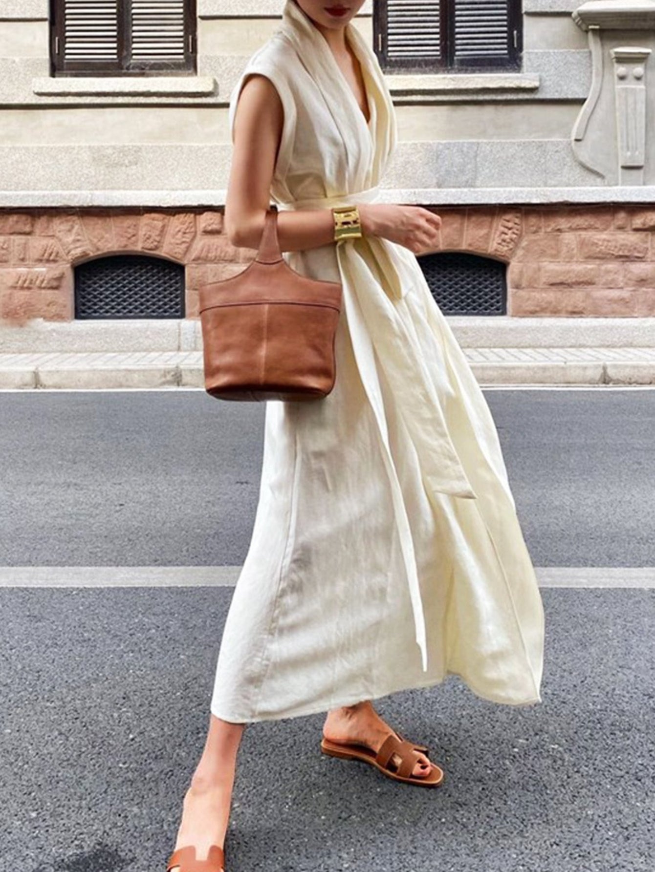 Elegant brown linen tunic dress with pockets and waist tie for spring/summer. Perfect for vacation style and casual attire.