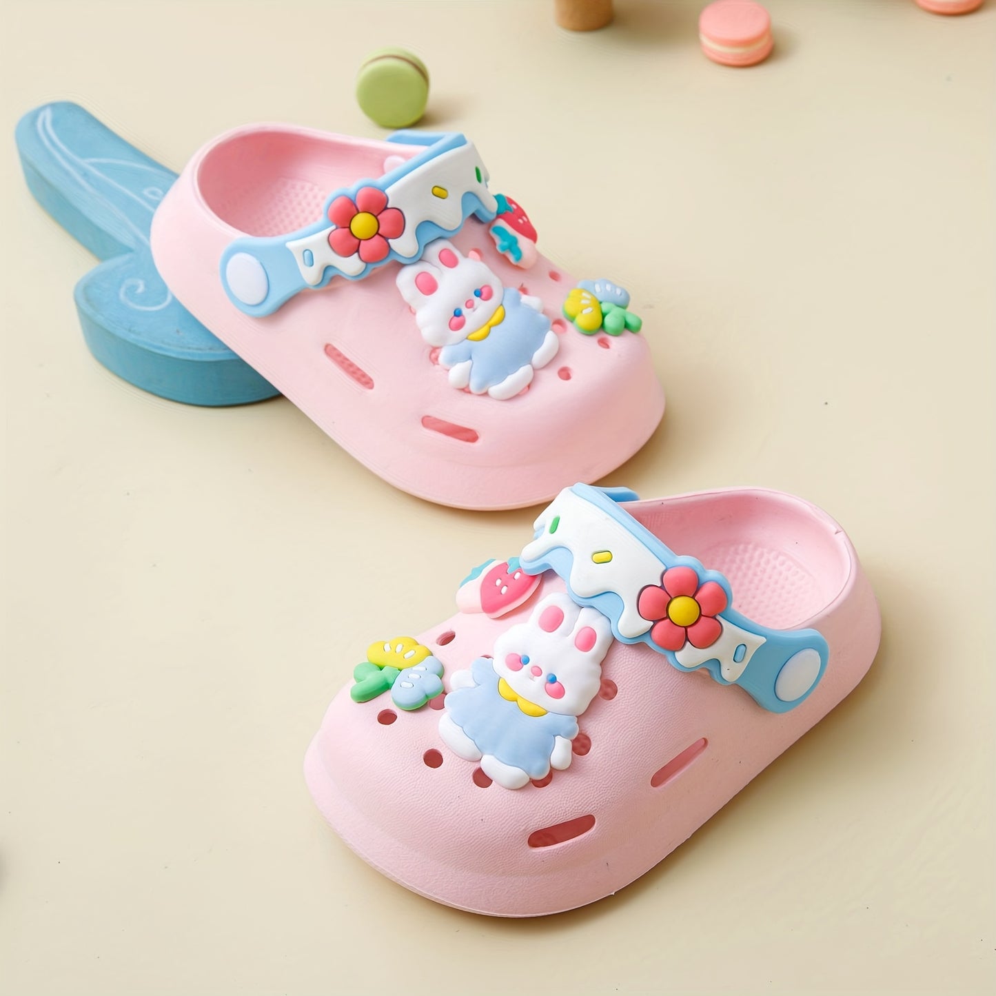 Cute cartoon girls' clogs, perfect for indoor and outdoor use, ideal for beach and garden with breathable non-slip EVA material.