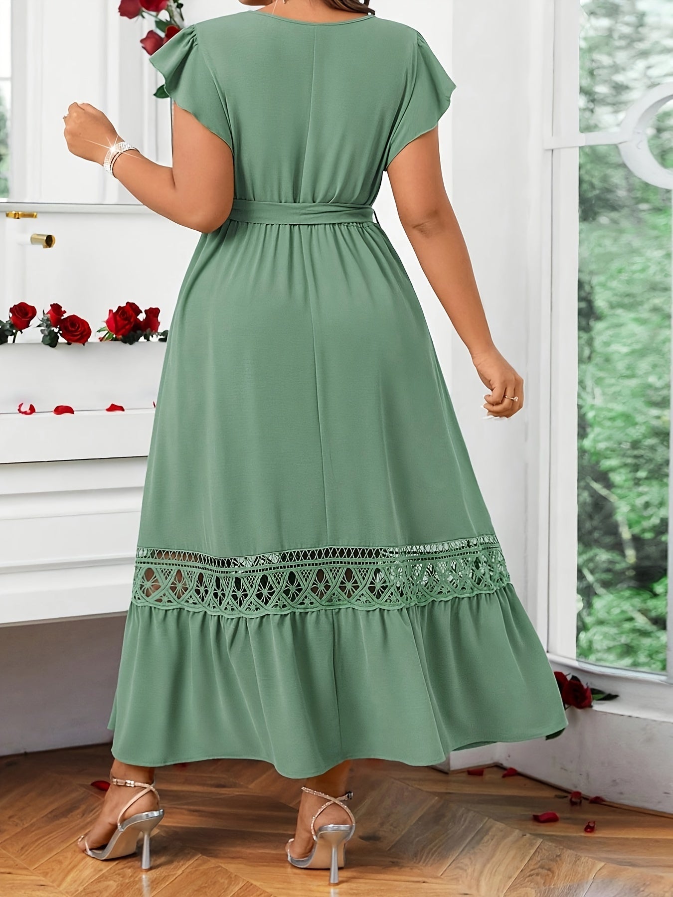 Casual dress with fashionable temperament.