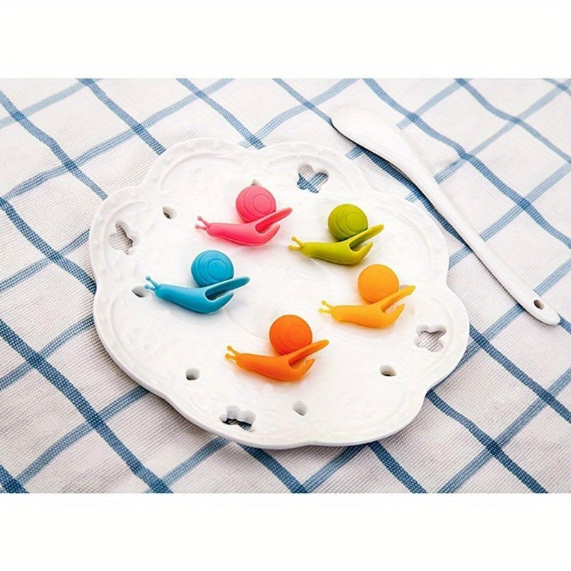 Tea Clips in the Shape of a Cute Snail, Made of Silicone, Random Color, Designed to Hang on the Side of a Mug to Hold Tea Bags