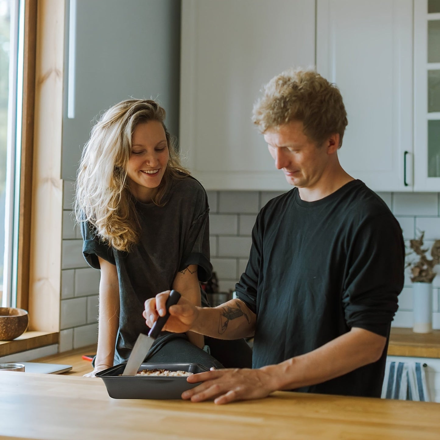 Set of 3 Non-Stick Square Cake Pans with Wide Handles, 5cm Deep - Dishwasher Safe, Ideal for Brownies & Noodle Cakes, Compatible with Induction Cooktops.