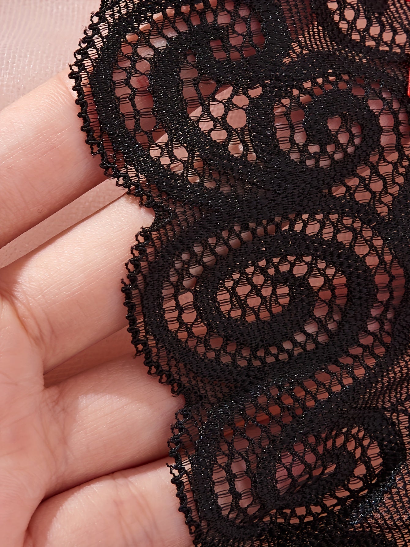 Lace tafsilotlari bilan spaghetti tasmalari lingerie to'plami, ochiq qorin thong bilan.