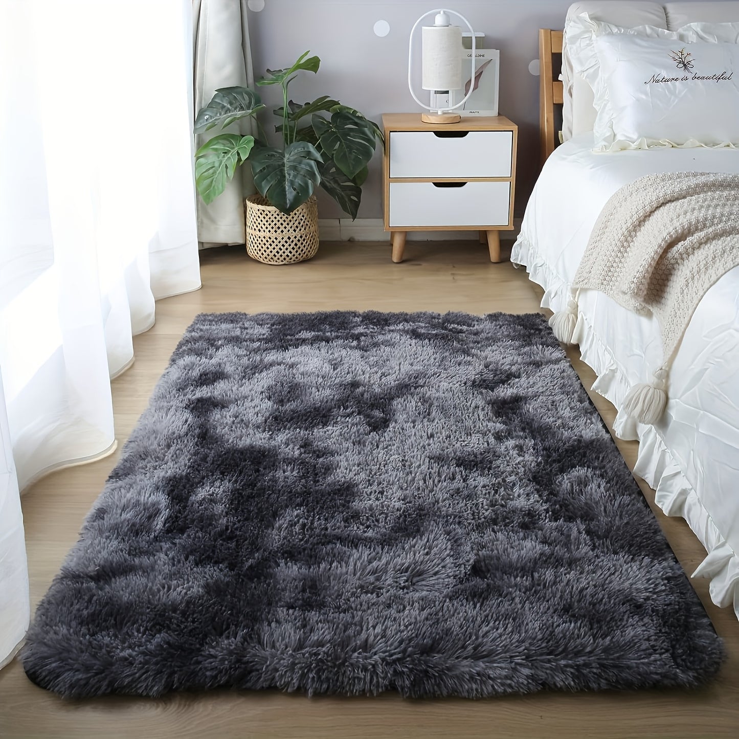 Soft plush drum carpet suitable for home decoration, dormitories, bedrooms, and living rooms; pet-friendly.