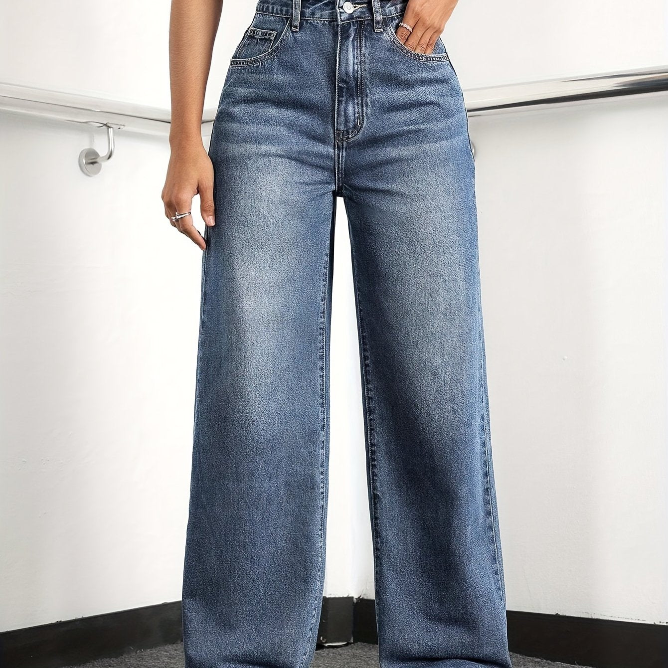 Women's wide leg jeans with high waist and washed details, suitable for casual fashion.