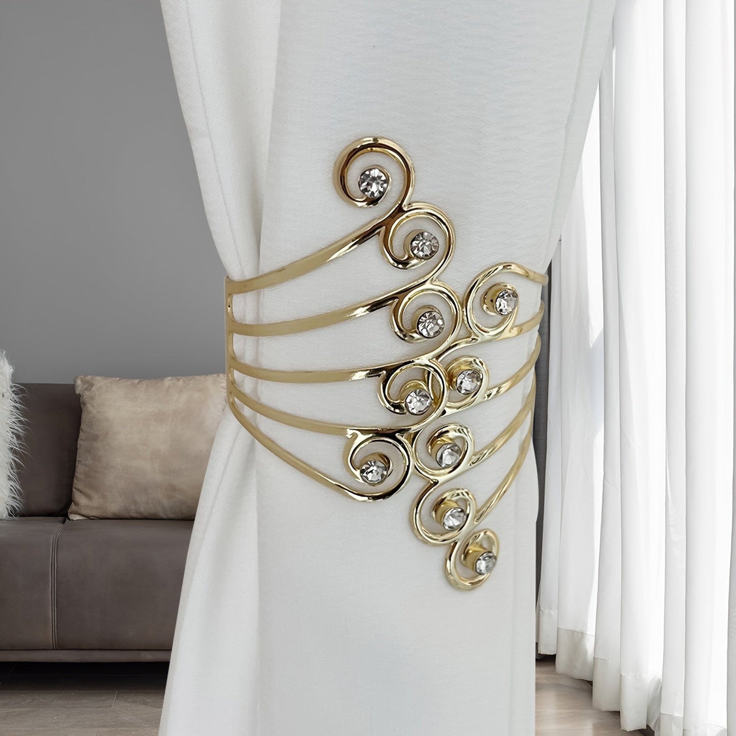 Add a touch of elegance to your home decor with these stunning Luxury Metal Gold/Silvery Creative Wings and Rhinestones Design Curtain Tiebacks. These Adjustable Skeleton Curtain Clasps are perfect for enhancing the look of your bedroom or living room