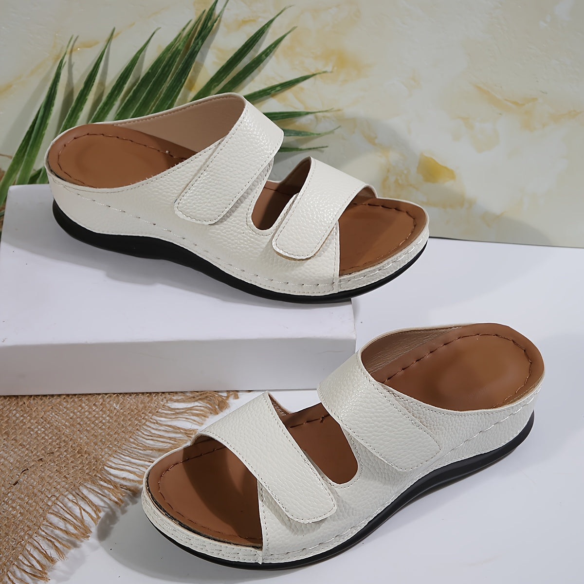 2024 Yangi Ayollar Moda Uchi Ochiq Platforma Slippers qalin taglik bilan. Sun'iy poliuretan materialidan tayyorlangan, oson parvarish uchun slip-on yopilishi mavjud. Qo'l bilan yuvish/quruq tozalash.