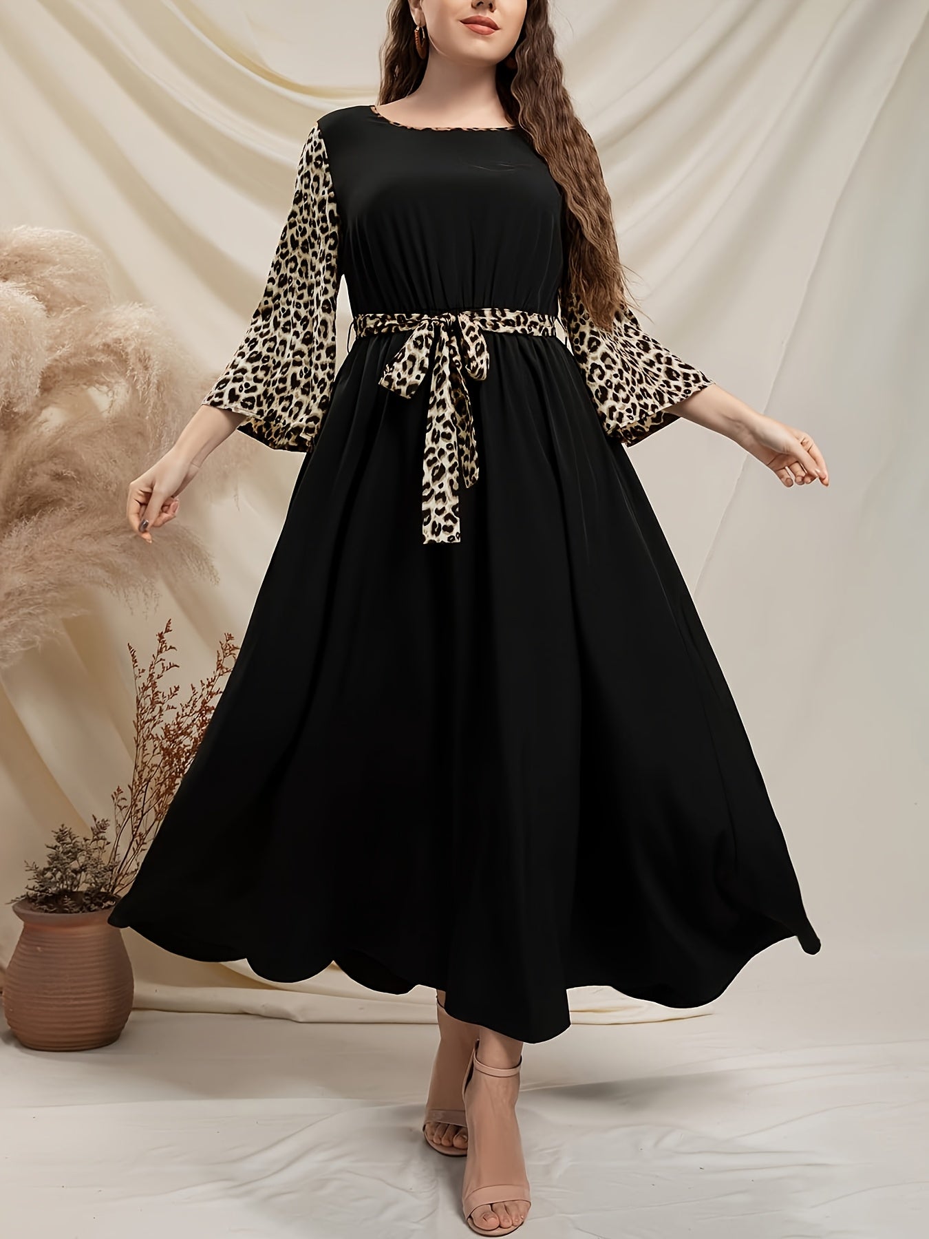 Women's elegant midi dress made of polyester leopard print with lace-up detail, crew neck, flutter sleeves, flared hem, and non-stretch fabric. Includes a belt and is available in big and