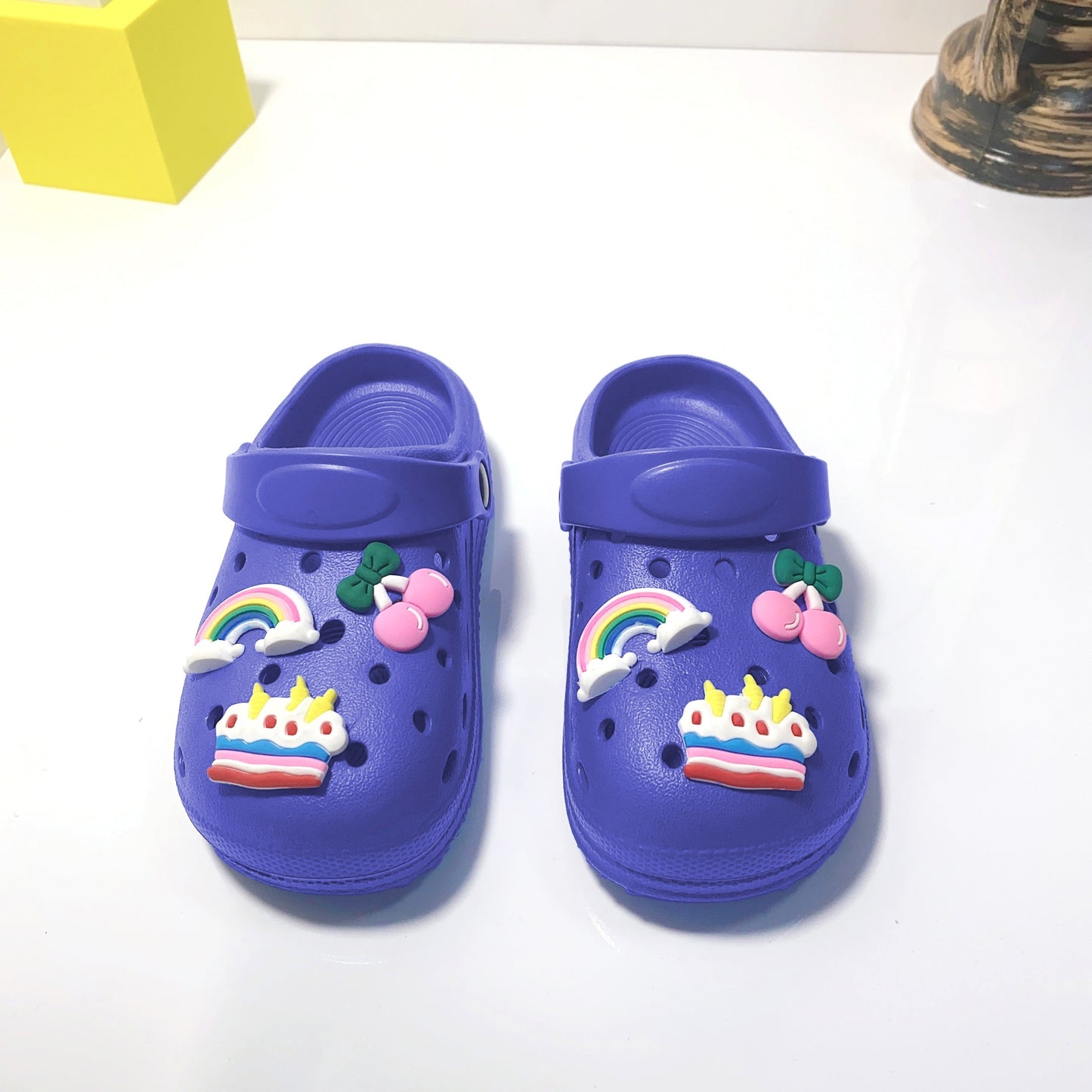 Cute cartoon slippers for girls, non-slip lightweight clogs for indoor use in all seasons.