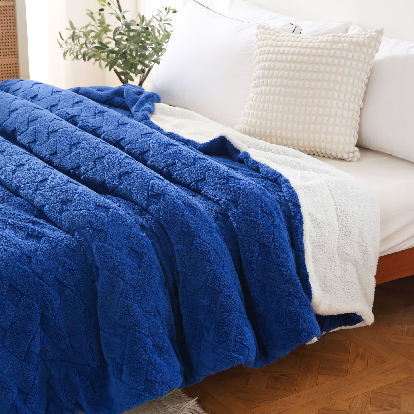 Stay cozy and stylish with our 1pc Solid Color Blanket featuring a 200GSM Soothing Lint and 180GSM Sherpa composite double-layer design. This double-layer blanket includes a rhombus jacquard pattern and is perfect for all seasons. Whether in the bedroom