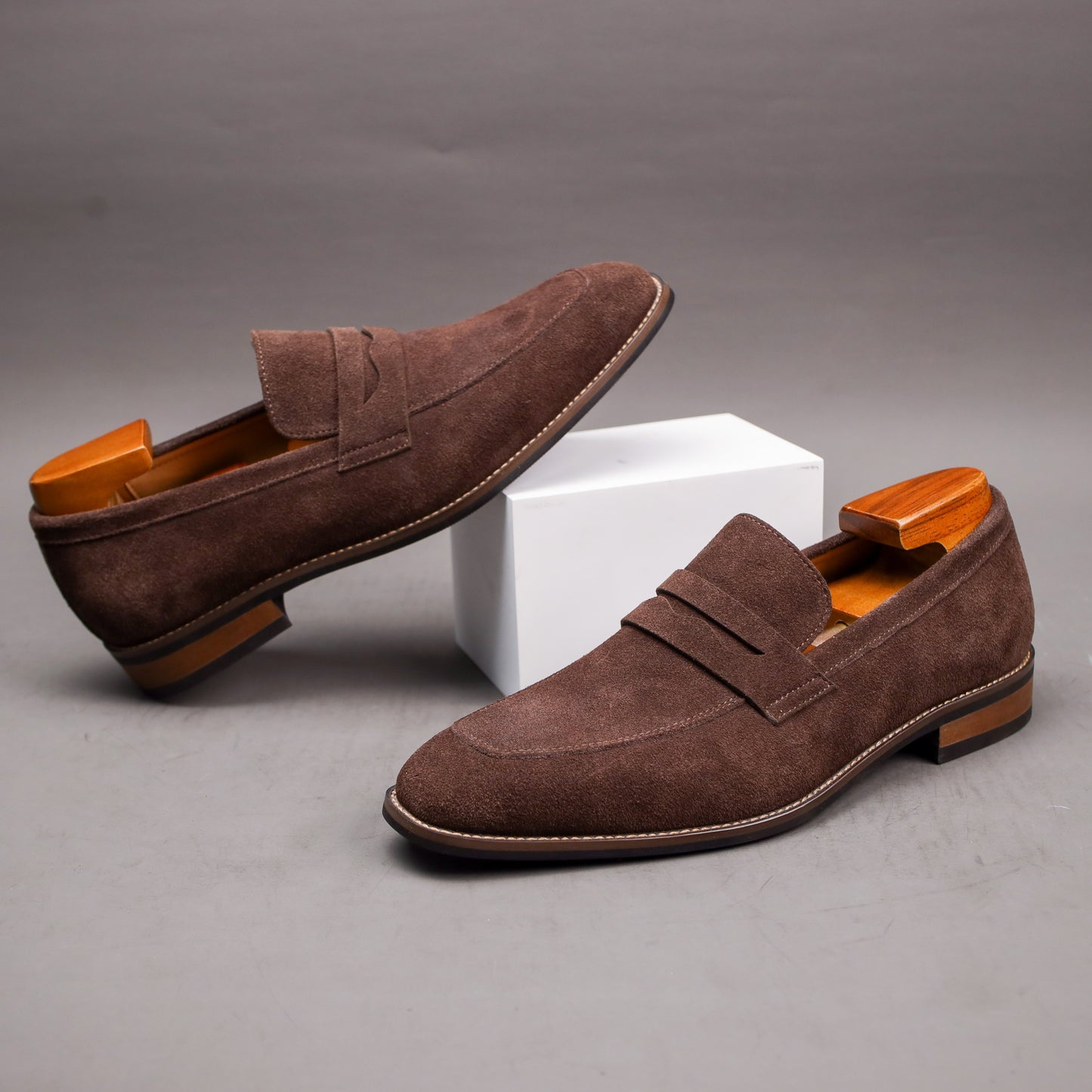 Men's Solid Color Penny Loafers with Cowhide Upper and Non-Slip Rubber Sole, Elegant and Durable Dress Shoes for Men.