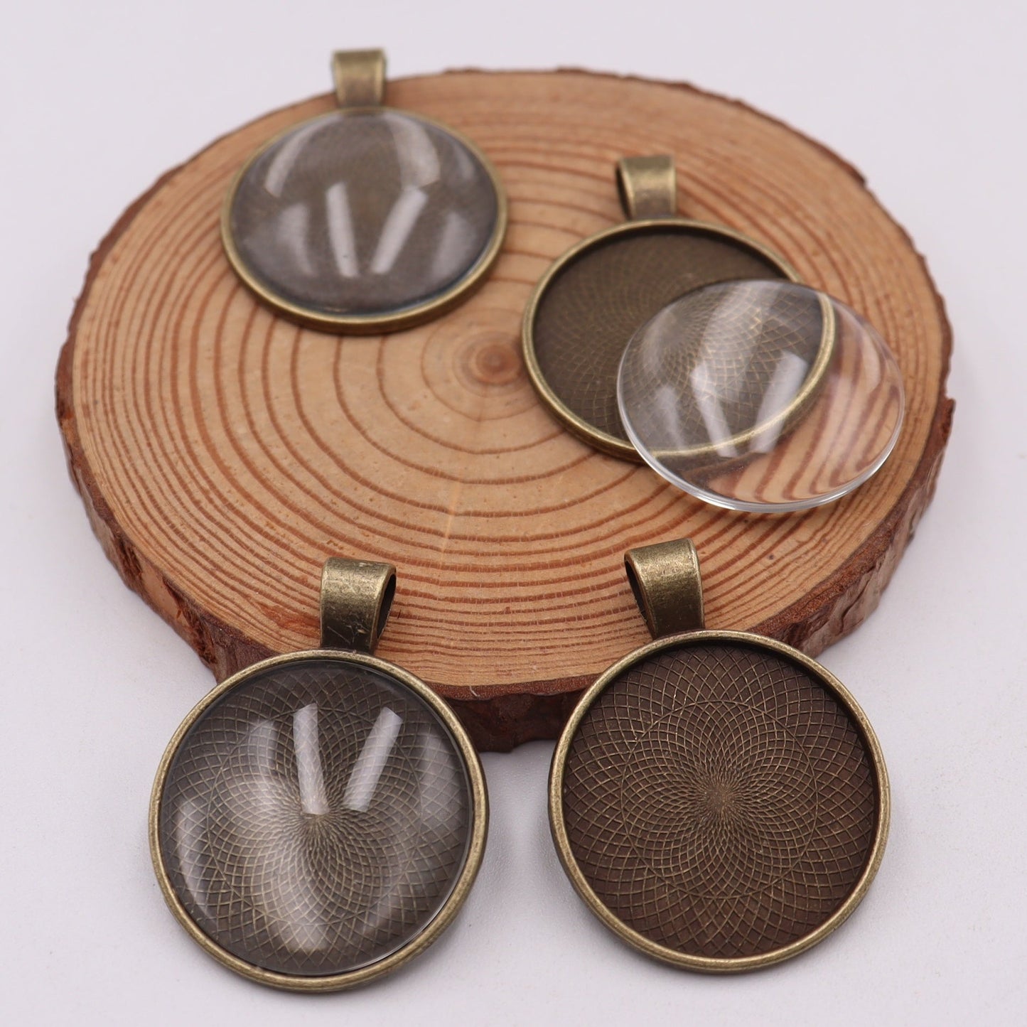 Our golden pendant tray comes in sets of 5, 10, or 25 pieces. It features a simple white design with a circular inner diameter of 2.5CM. The tray has a border and a protruding circular blank base, making it perfect for DIY projects such as creating photo