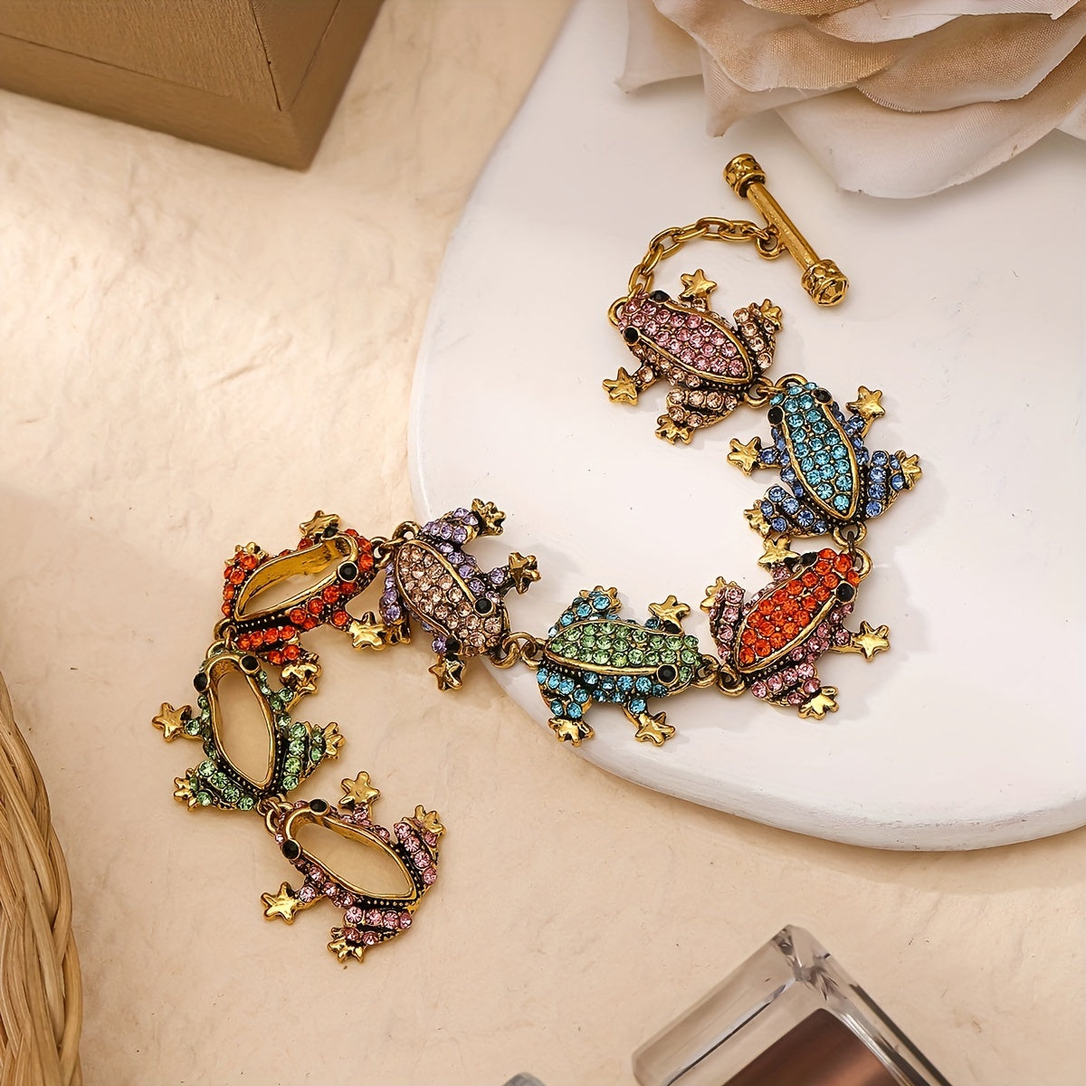 Vintage Frog Charm Bracelet with Chic Elegance - Featuring Shimmering Rhinestone Details, Crafted from Zinc Alloy, Ideal for Everyday Wear and Festive Events, Adds a touch of Allure