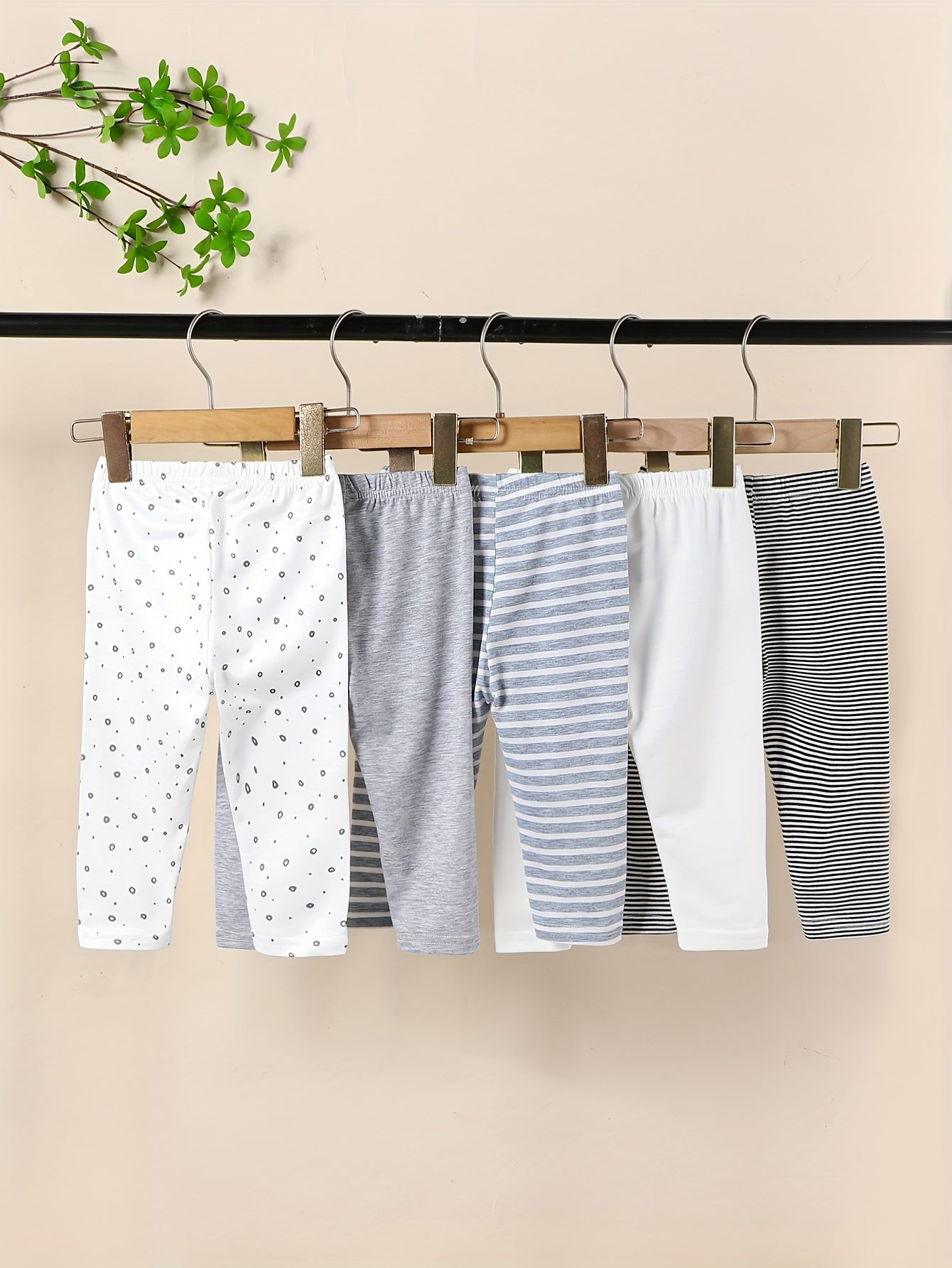 Boys' 5-pack knit pants. Soft stretch polyester with elastane. Casual fit in striped and polka dot patterns for spring/fall. Outdoor essentials.