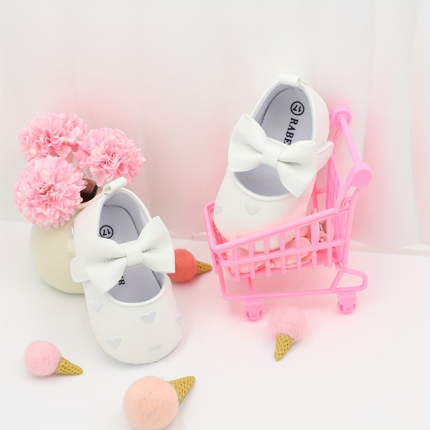 Embroidered heart Mary Jane walking shoes for baby princesses, ideal for leisure and parties in all seasons.