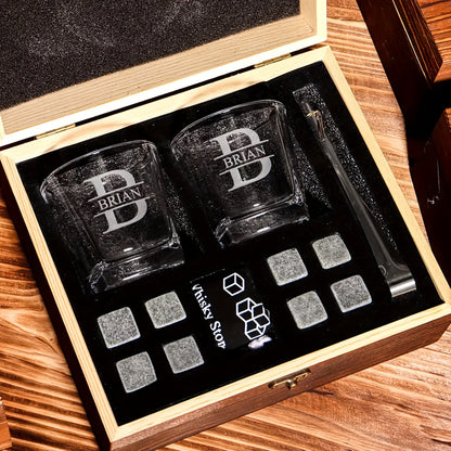 Set of 4 personalized whiskey glasses with wooden box, ideal for gifts such as groomsmen, best man, father, boyfriend, or bachelor party.