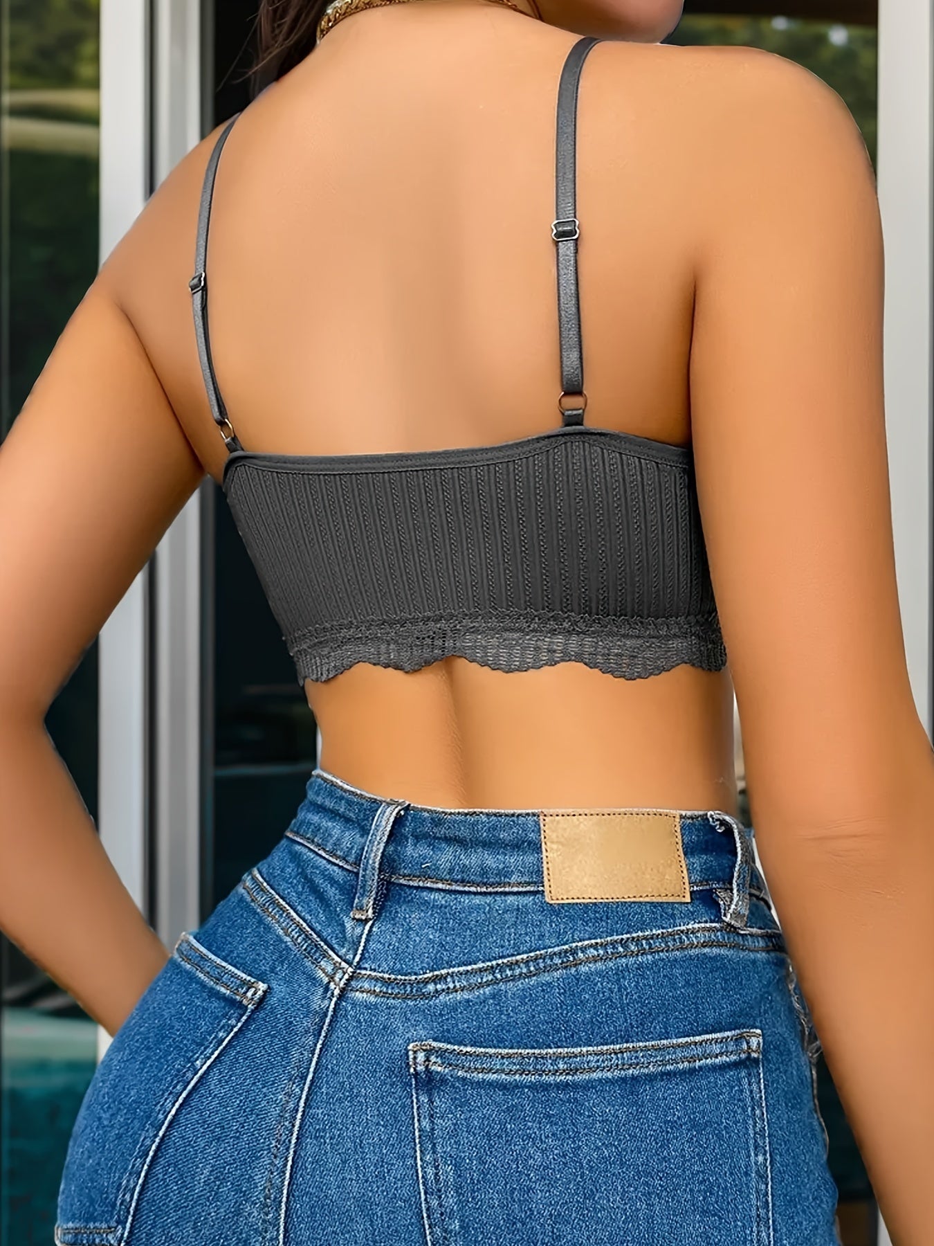 Ayollar uchun yuqori qo'llab-quvvatlovchi, dantel bezakli va nafas oladigan matodan tayyorlangan zamonaviy chiziqli simsiz brassier - qo'l bilan yuvish mumkin bo'lgan crop top dizayni, ribbed tuzilishi bilan.