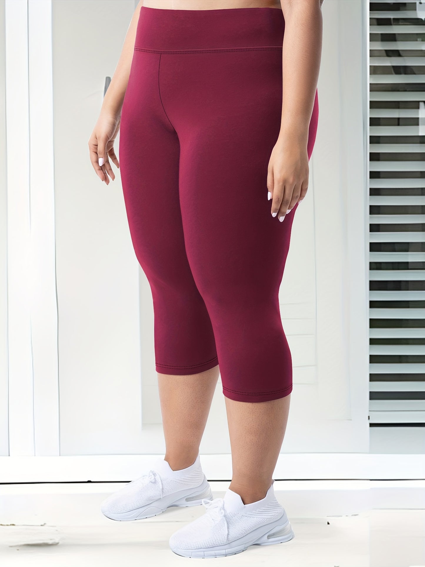 High-waist capri leggings for women in plus sizes, made from stretchy, non-see-through fabric with pockets. Ideal for spring and summer.