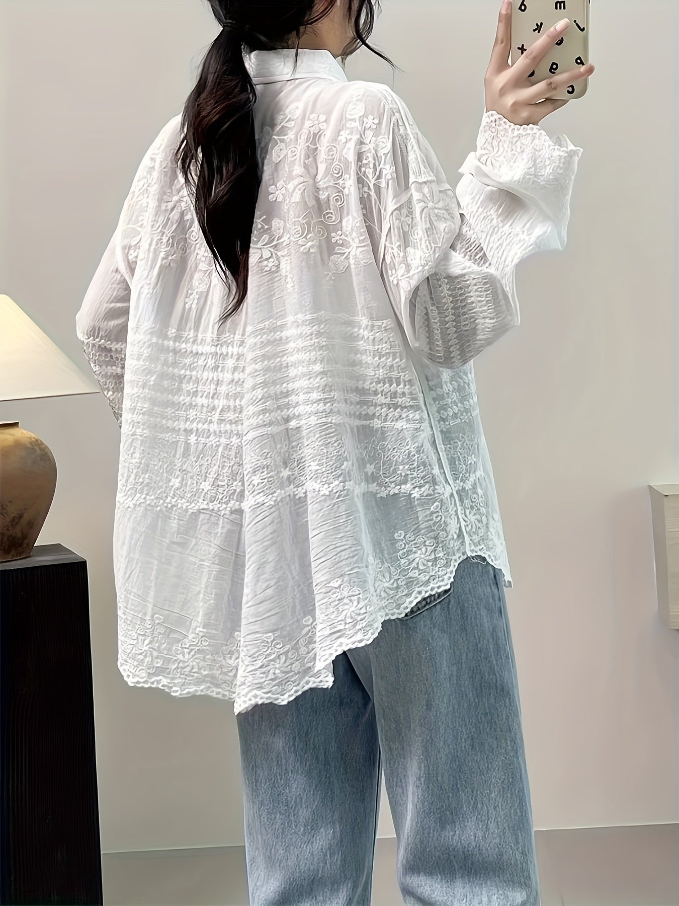 French vintage-inspired long sleeve crochet blouse for women, versatile for spring and fall.按钮式白色透明蕾丝细节上衣，搭配宽松休闲设计。