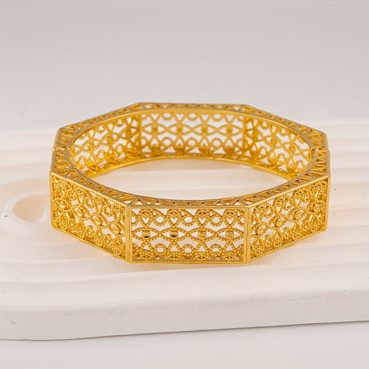 Golden elegance shines through this exquisite hollow open bracelet set, perfect for gifting during Saudi Arabia festival season. This stunning piece is a must-have for women's fashion, whether as a hand ornament for a Dubai bride or to add a touch of