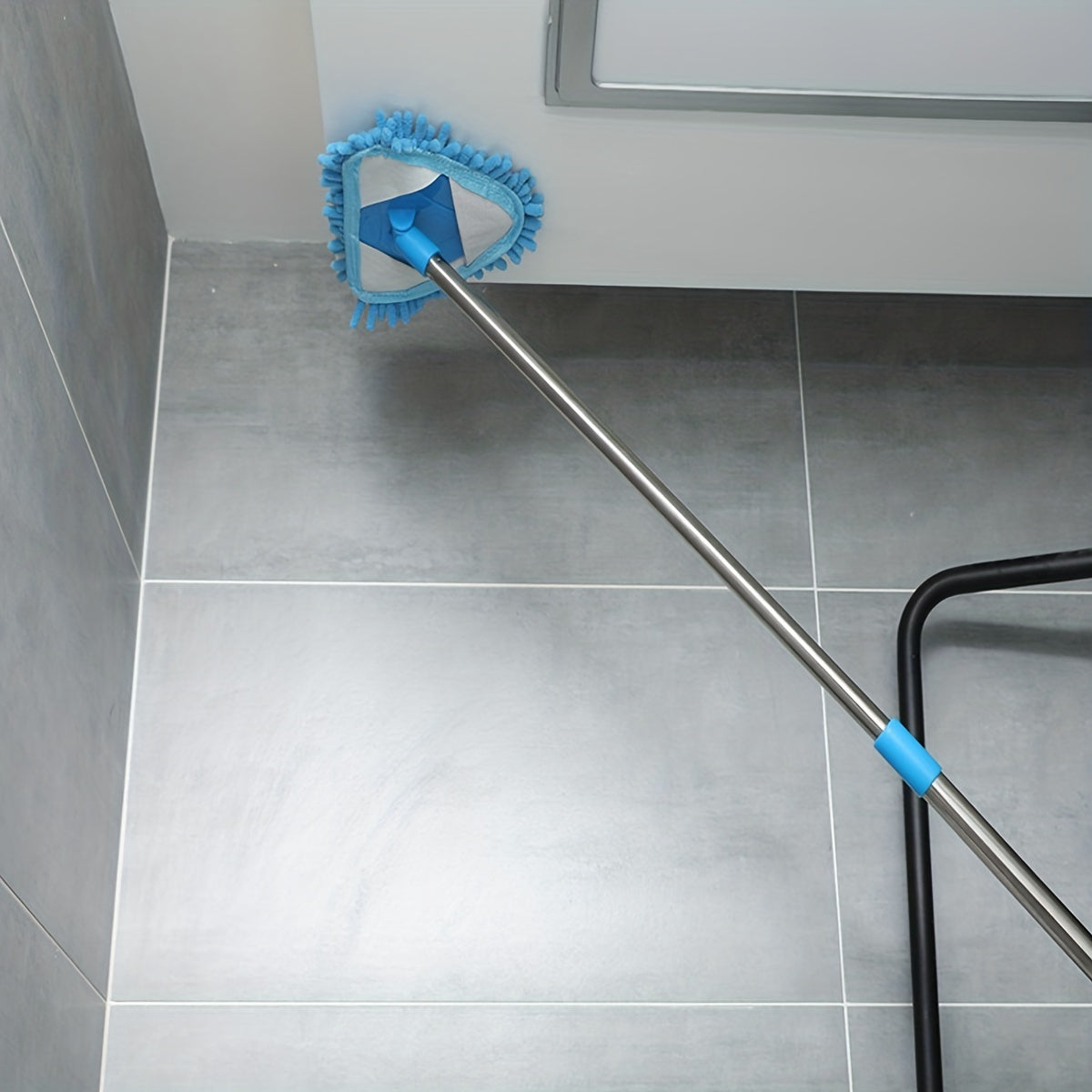 Multi-functional extendable mop with resin head, retractable wall and ceiling cleaning tool, no batteries required. Perfect for toilet and home use, ideal for cleaning air conditioners. Adaptable and sturdy plastic design, great for floor cleaning.