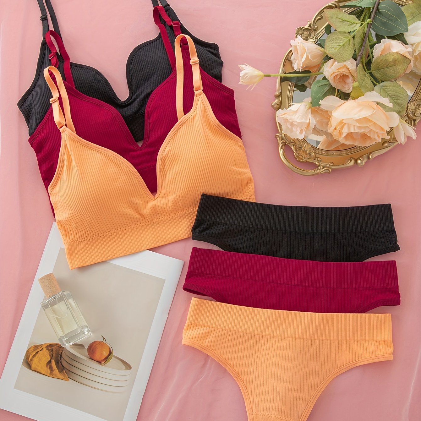 3-piece causal lingerie set with wireless cami bra and panties. Made of solid ribbed material for a push-up effect.