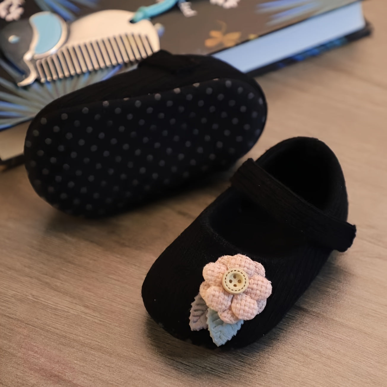 Soft sole princess shoes for baby girl, suitable for newborns up to 6 months. Ideal for spring and summer, breathable and comfortable step-in style.