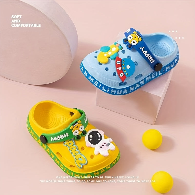 Breathable clog sandals for kids with cute cartoon decorations, quick-drying and non-slip for indoor/outdoor use in all conditions.