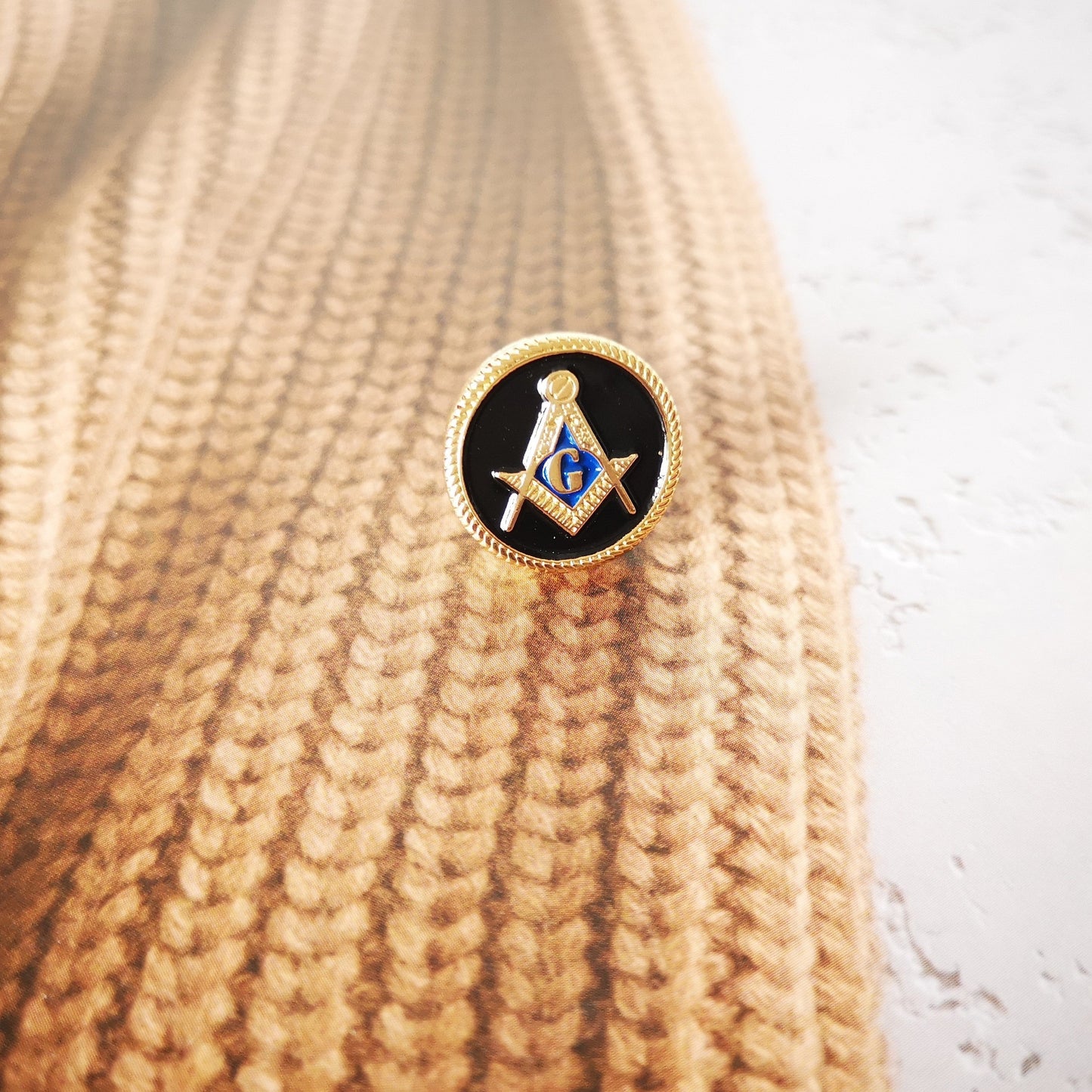 Top Pick: Stunning Black Zinc Alloy Masonic Lapel Pin - 3D Freemason Emblem with Gold Plating, Intricate Die-Struck Detailing & Secure Butterfly Clasp, Ideal Present for Masonic Brothers, Circular Design, Accessory, BLM55