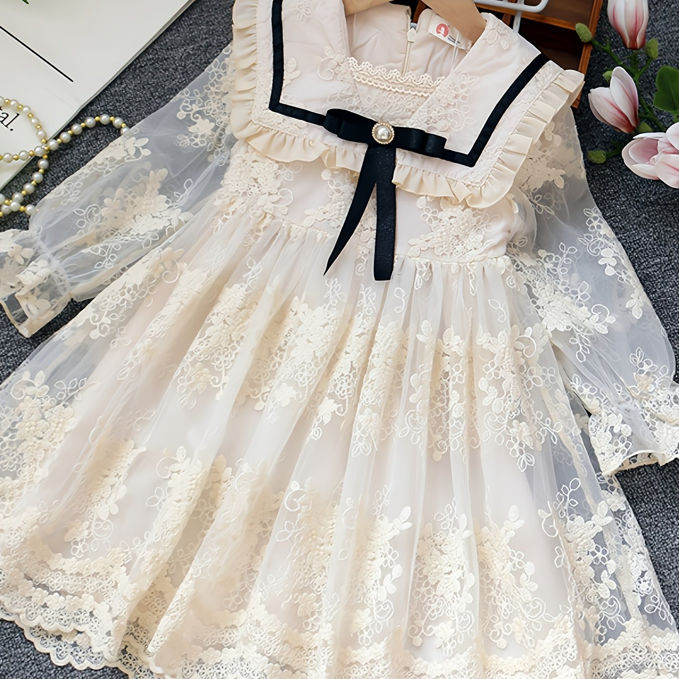 New lace-trimmed princess dress for girls with mesh collar and long sleeves for young children in spring and autumn season.