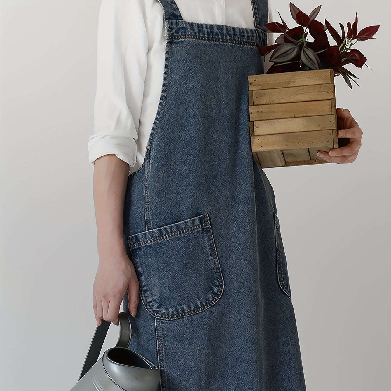 Vintage-style denim apron with pockets, adjustable straps, and waterproof design for kitchen and restaurant work.