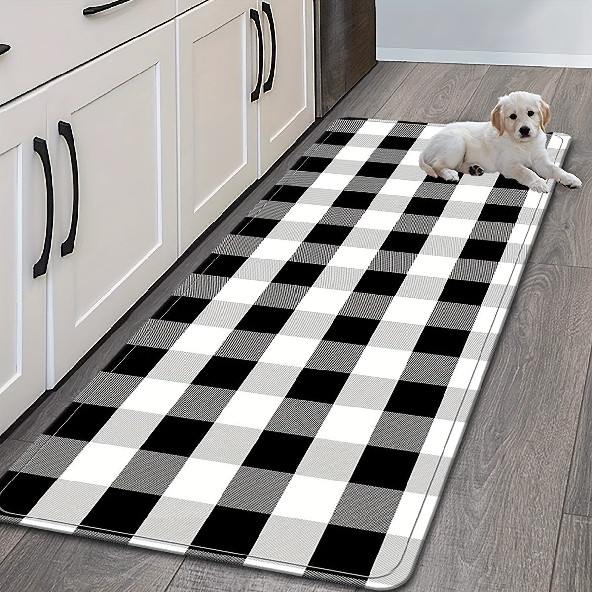 Square gradient black and white rugs, featuring a modern print design. These rugs are ideal for use as door mats, anti-slip mats, kitchen rugs, and can be placed in entrances, kitchens, and bathrooms. Available in 5 different sizes: 40x60cm, 50x80cm