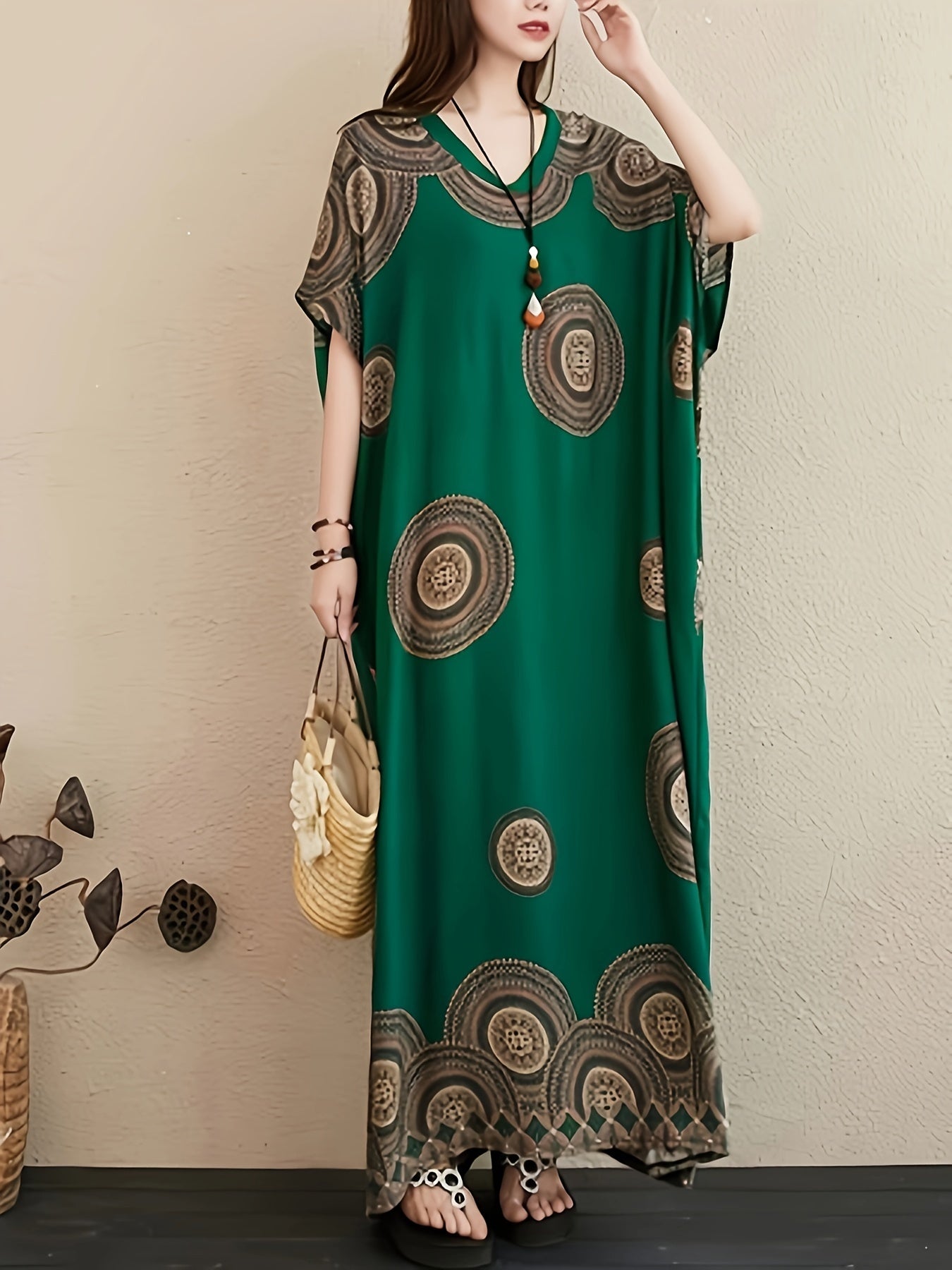 Bohemian style maxi dress in plus size with V-neck and pockets. Made of woven rayon viscose fabric with slight stretch, perfect for vacation wear all year round.