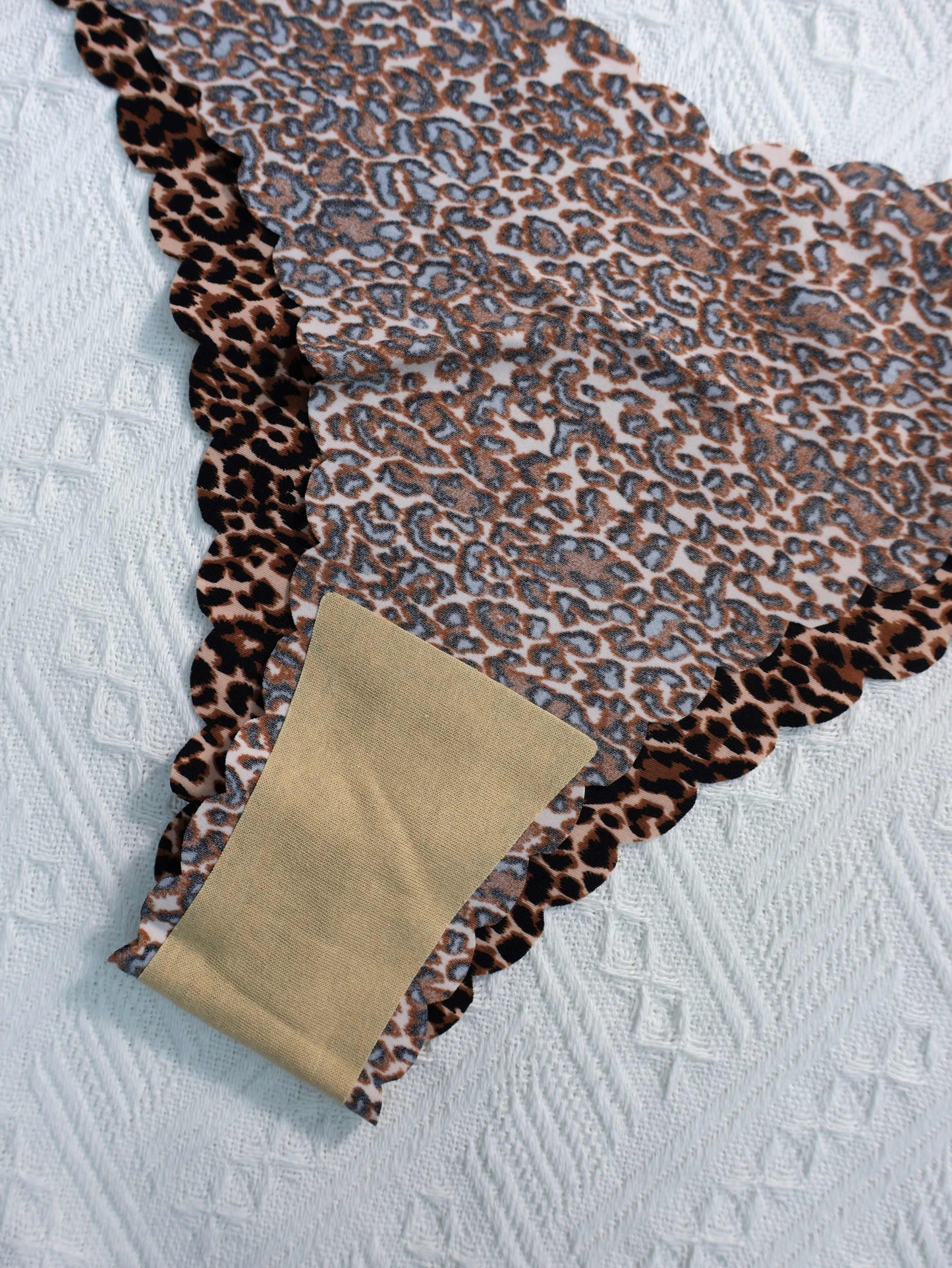 10 seamless women's briefs in a nylon/elastane blend, featuring sexy scalloped edges and unique prints (leopard, zebra, camo) and solid colors. Breathable, comfortable, mid-rise and hand