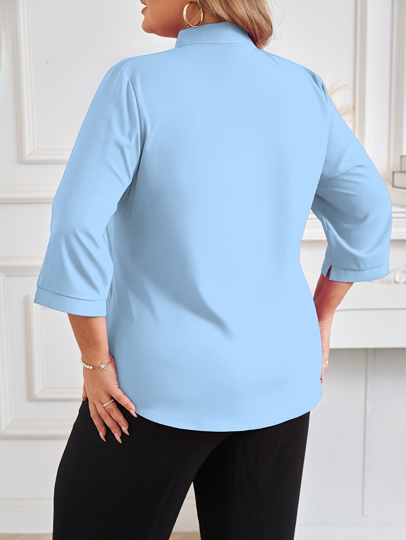 Light blue women's blouse with pearl detail, tie-neck, and 3/4 sleeve. Made of polyester, perfect for spring/summer office or formal wear. Chic feminine style with a smooth texture.