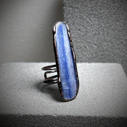 Adjustable exaggerated ring with an irregular natural stone inlay, suitable for both men and women to match daily outfits. The shape of the stone is unique and uncertain.