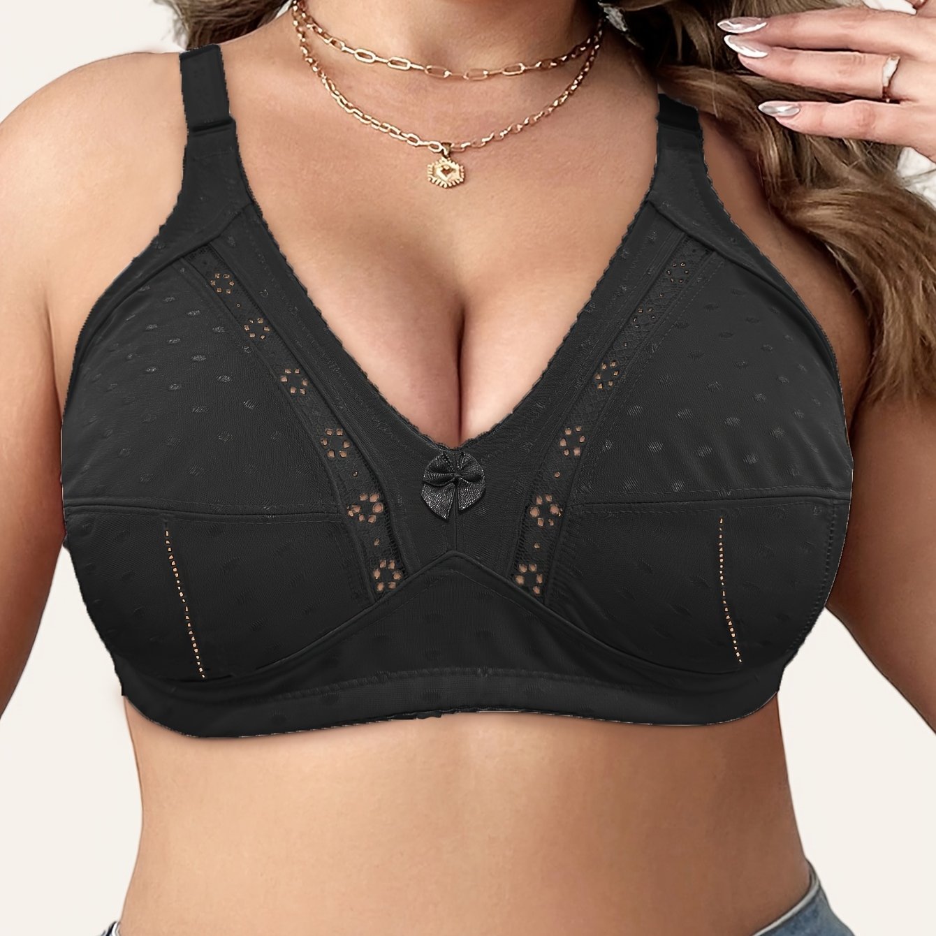 Wireless plus size bra with bowknot, made of 95% nylon and 5% elastane knit fabric. Breathable full coverage for all seasons.