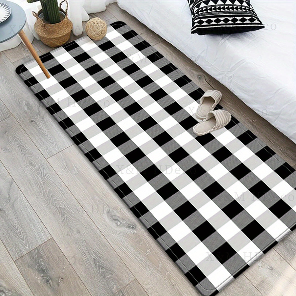 Square gradient black and white rugs, featuring a modern print design. These rugs are ideal for use as door mats, anti-slip mats, kitchen rugs, and can be placed in entrances, kitchens, and bathrooms. Available in 5 different sizes: 40x60cm, 50x80cm