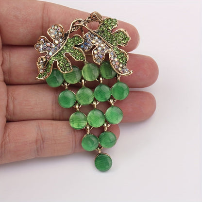 Creative high-end cat eye green grape chest flower suit decoration pin with new fashion fruit brooch.