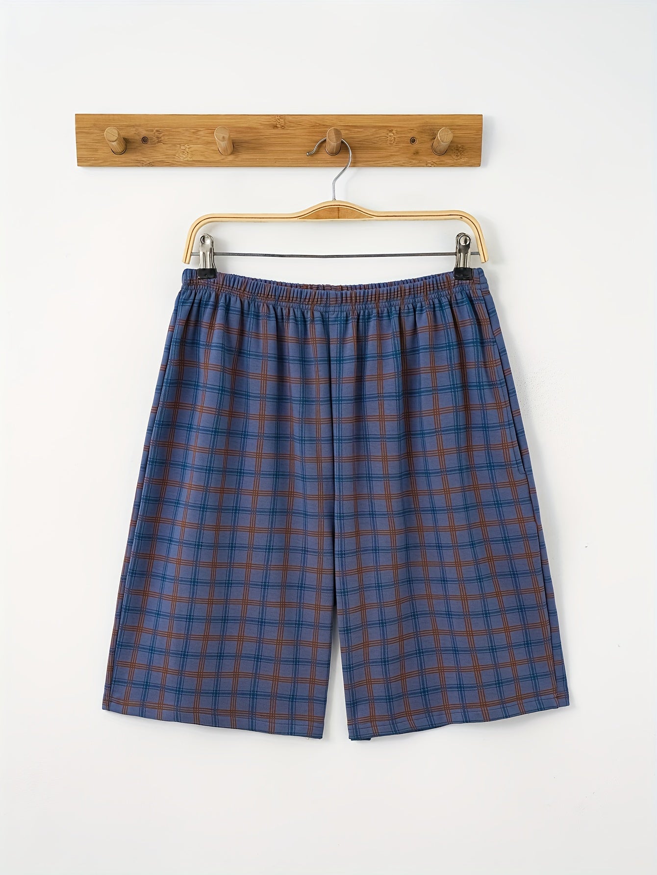 Erkaklar uchun tasodifiy qisqa qo'lqonli krujka bo'yinli chiziqli pijama to'plami, polyester elastan to'qimachilik matosidan tayyorlangan, oldida cho'ntagi bor. Klassik plaid shortlar va shimlar bilan birga. Har qanday mavsumda kechki kiyim uchun mos.