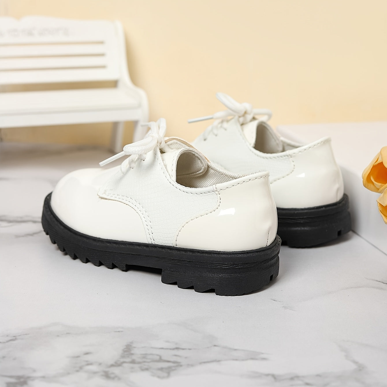 New flat shoes for boys suitable for all seasons. Stylish and comfortable for spring and autumn, ideal for school.