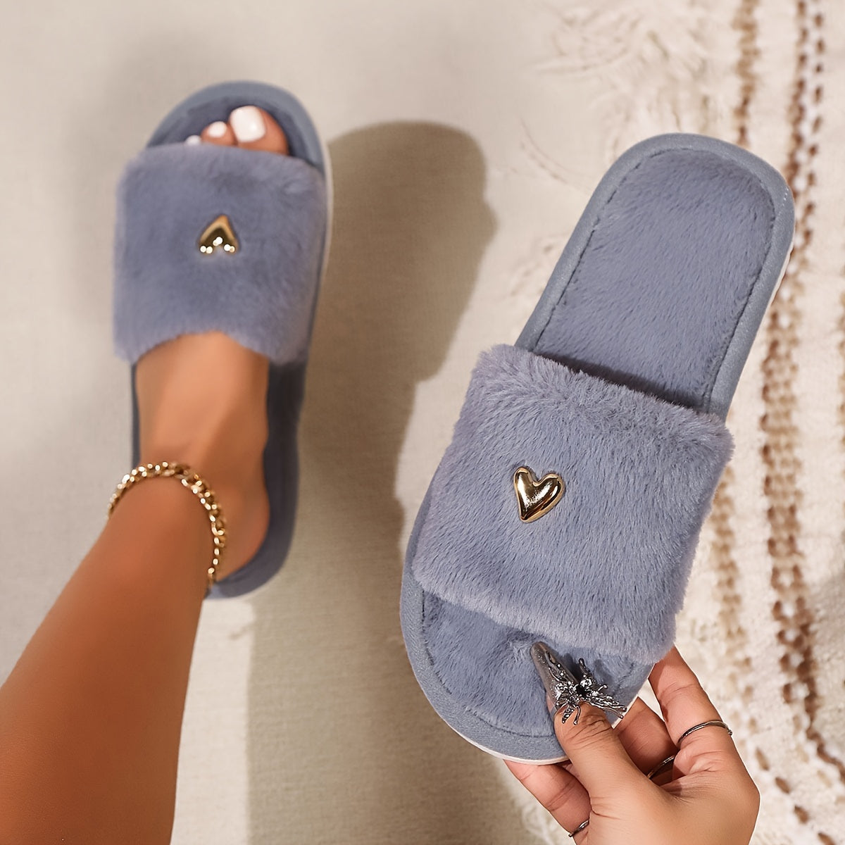 New high-end fashion plush slippers for women with love decoration and open toes, lightweight and comfortable for all seasons and indoor areas.