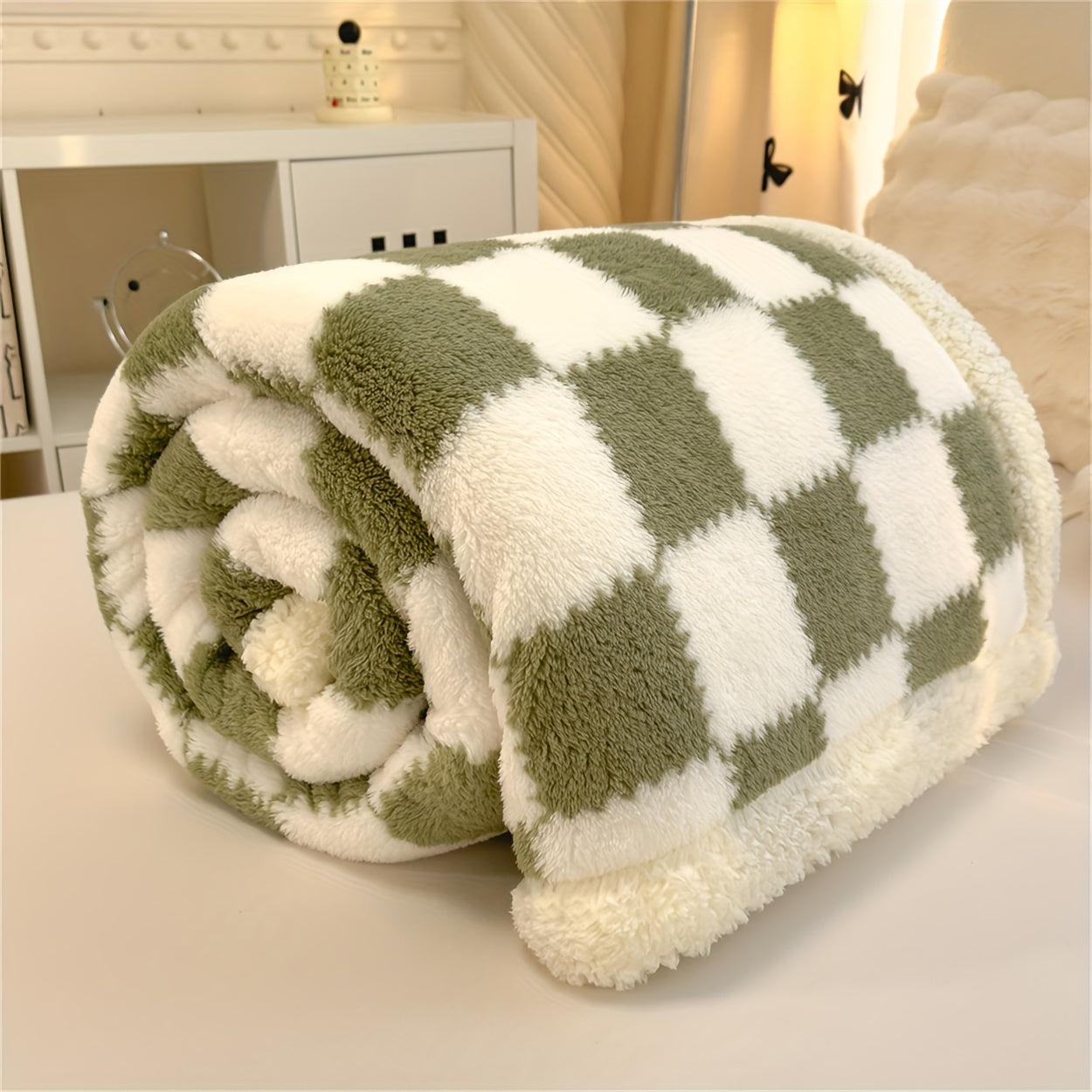 Luxurious Black and White Checkered Plush Blanket, Cozy and Warm, All-Season Throw for Bed or Sofa, Machine Washable, Soft Polyester Fabric.