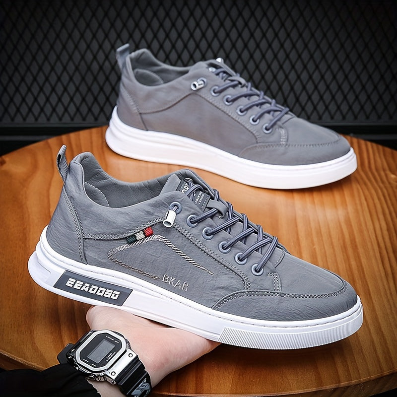 Stylish low top skate shoes with elastic laces for men, perfect for outdoor activities.