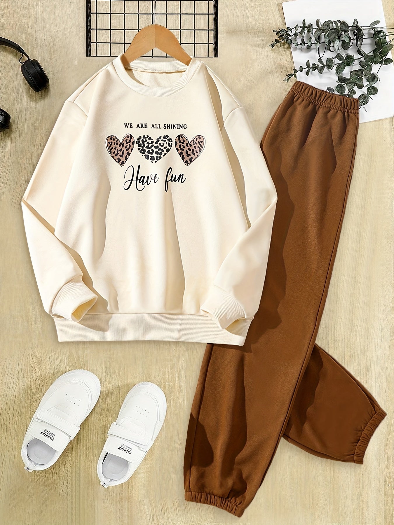 Girls' Love Round Neck Long Sleeve Suit, Long Pants, Spring and Autumn Style, Casual, Fashionable Sports, Ideal for Outdoor activities.