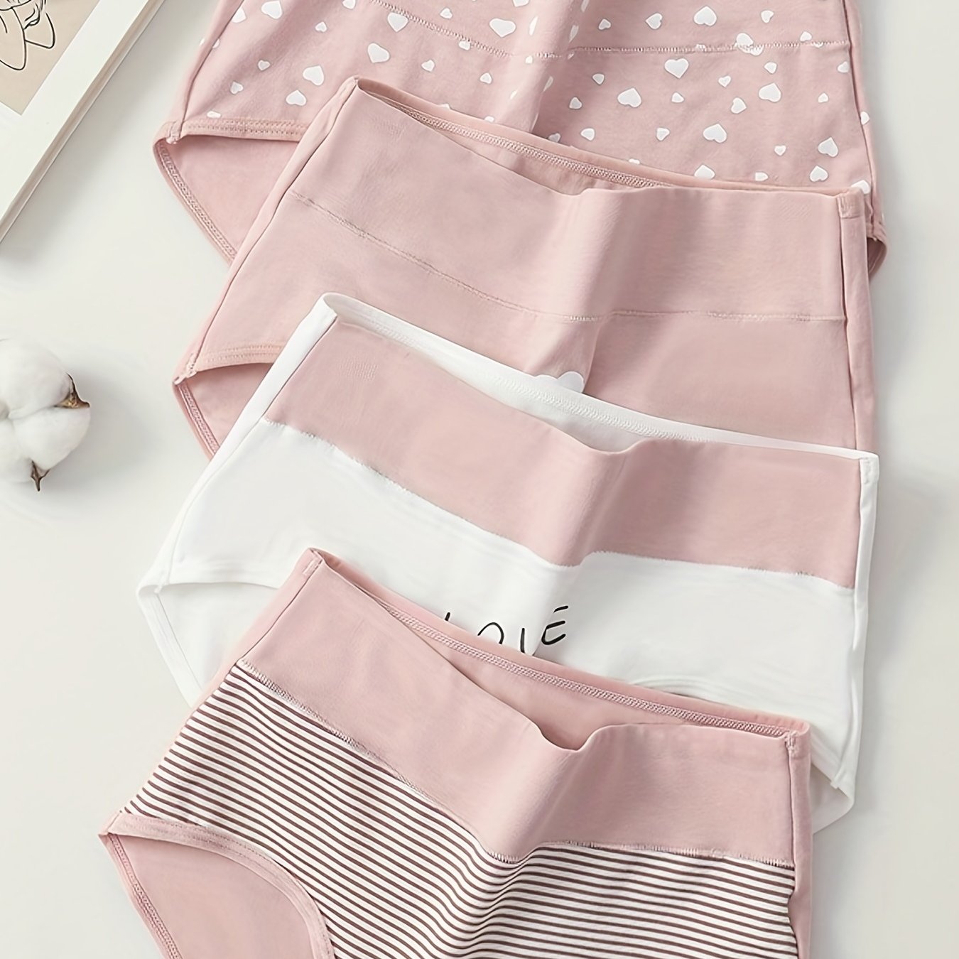 4 pieces of high-waisted colorblock briefs with cartoon print, soft and comfortable. Ideal for women's lingerie and underwear.