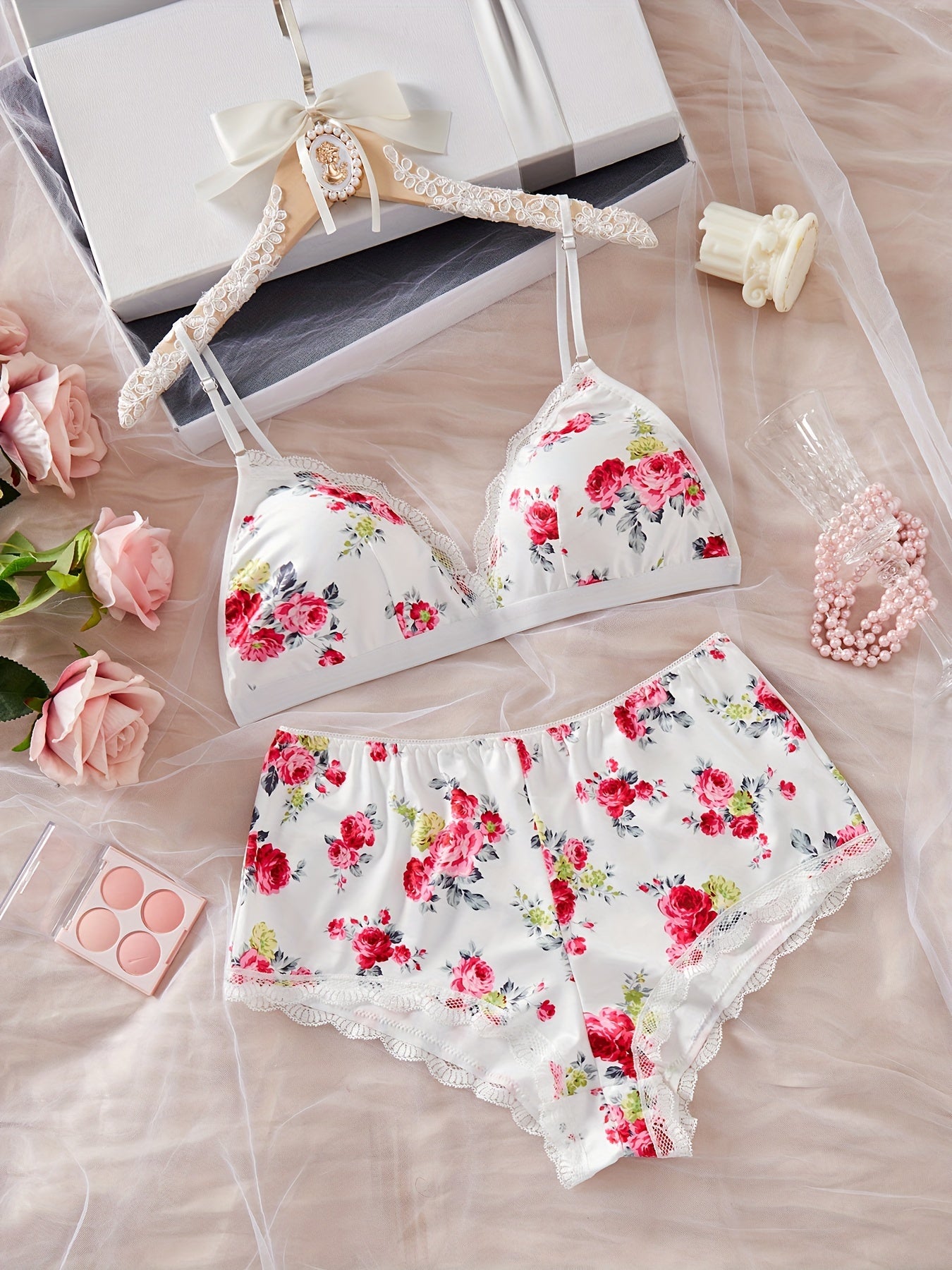 Floral print lingerie set with lace details, knit fabric, and elastane lining. Mid-rise briefs with no chest pad. Made of 90% polyester and 10% elastane.