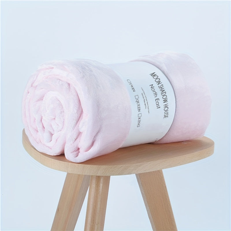 Soft and plush fleece blanket for the couch, in a solid color. This 300GSM flannel blanket is super soft and fuzzy, perfect for all seasons. A cozy and stylish Christmas present.