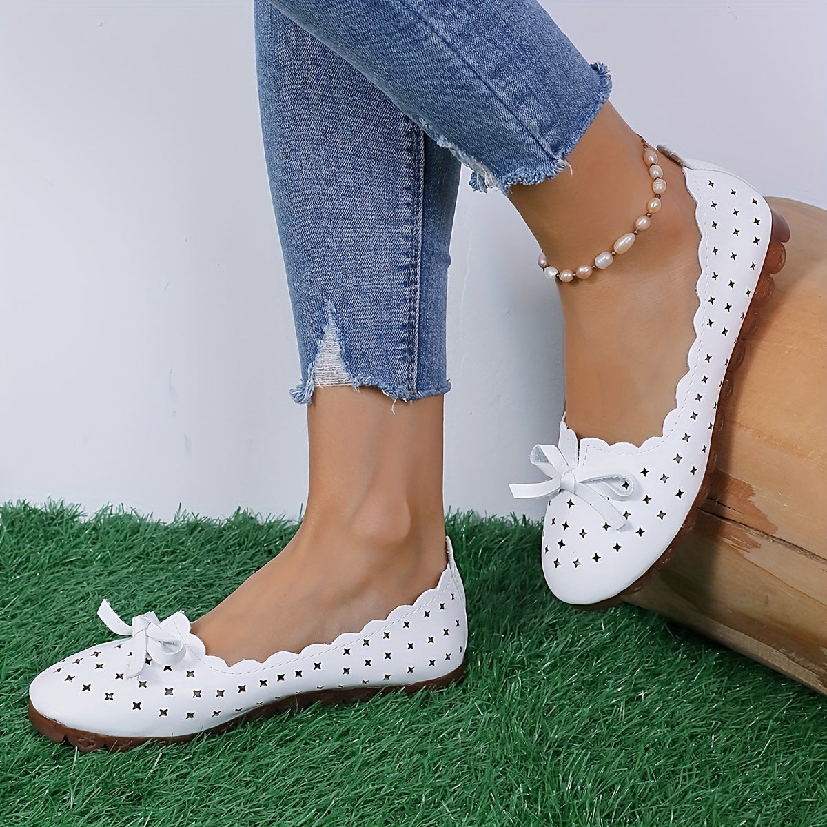 Women's round toe flats, slip-on loafers with rubber sole, made of comfortable man-made materials, suitable for professional work.